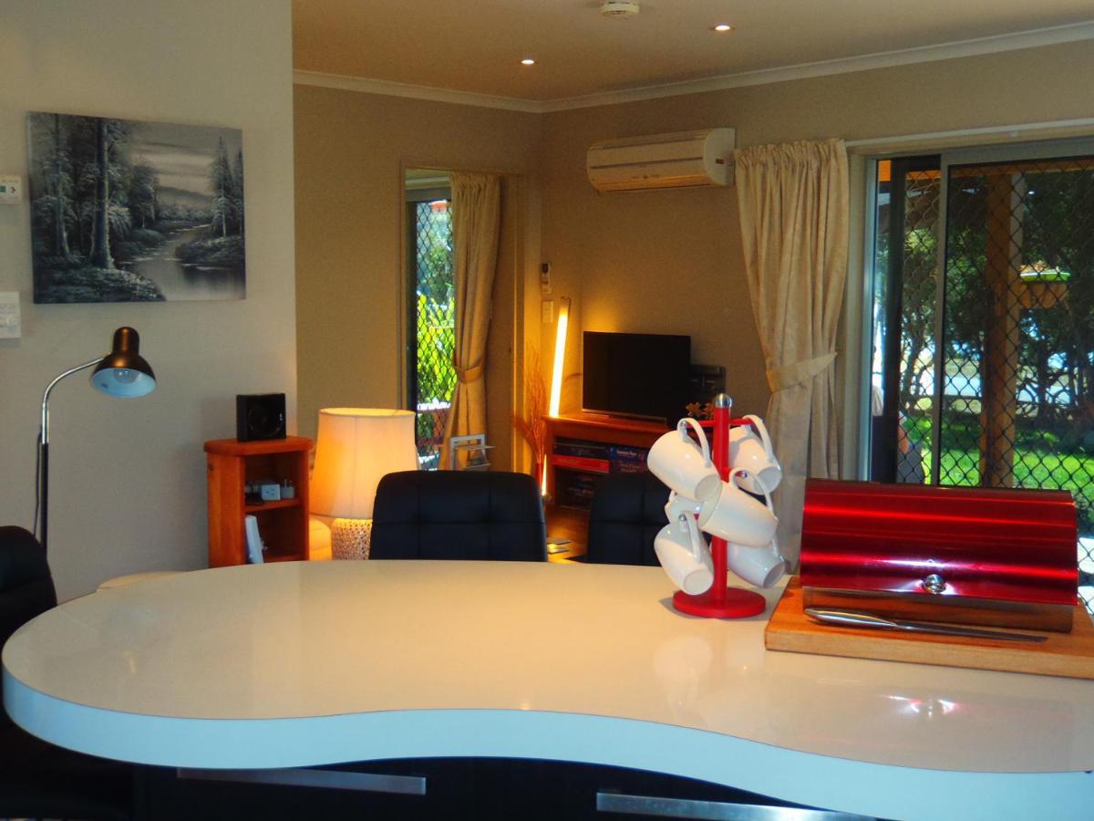 Lakefront Fantail Cottage Lake Hawea, Wanaka Ngoại thất bức ảnh
